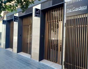 een winkel met houten deuren in een straat bij Art Lofts Gardens in Valencia