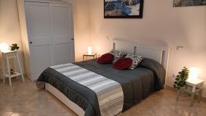 Postel nebo postele na pokoji v ubytování Cozy House con Corte Privata in Centro Storico AQ