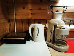un mostrador con dos tazas de café y una licuadora en Sweet Home, en Neraidochori