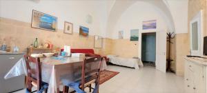 eine Küche und ein Wohnzimmer mit einem Tisch und einem Sofa in der Unterkunft Bed & Breakfast Porta d'Oriente in Brindisi