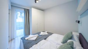 Łóżko lub łóżka w pokoju w obiekcie Apartamenty Sun & Snow Baltic Apartments z basenem