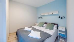 Łóżko lub łóżka w pokoju w obiekcie Apartamenty Sun & Snow Baltic Apartments z basenem