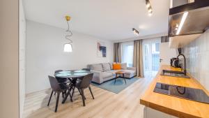Kuchnia lub aneks kuchenny w obiekcie Apartamenty Sun & Snow Baltic Apartments z basenem