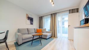 Telewizja i/lub zestaw kina domowego w obiekcie Apartamenty Sun & Snow Baltic Apartments z basenem