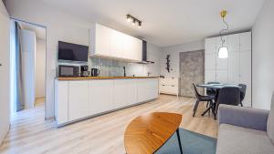 Kuchnia lub aneks kuchenny w obiekcie Apartamenty Sun & Snow Baltic Apartments z basenem