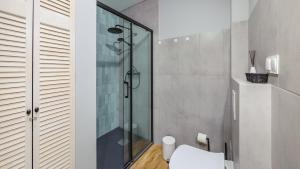 Łazienka w obiekcie Apartamenty Sun & Snow Baltic Apartments z basenem