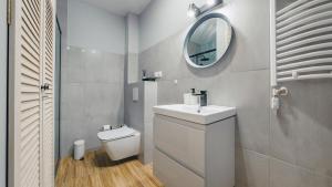 Łazienka w obiekcie Apartamenty Sun & Snow Baltic Apartments z basenem