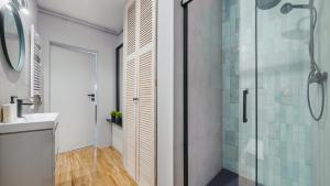 Łazienka w obiekcie Apartamenty Sun & Snow Baltic Apartments z basenem
