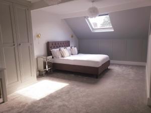 sypialnia z łóżkiem i świetlikiem w obiekcie Luxury 4 Bed Family property in popular location w Sheffield