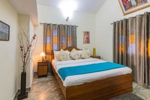 een slaapkamer met een groot bed in een kamer bij GR Stays 4bhk Private Villa with Private Jacuzzi Pool BAGA in Baga
