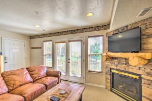 un soggiorno con divano e camino di Cozy Eden Condo Retreat Less Than 6 Mi to Ski Resort! a Eden
