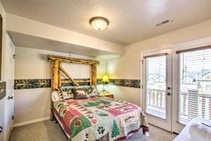 una camera da letto con un letto con uno specchio e una finestra di Cozy Eden Condo Retreat Less Than 6 Mi to Ski Resort! a Eden Altre 26 foto