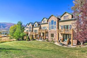 una grande casa con cortile di Cozy Eden Condo Retreat Less Than 6 Mi to Ski Resort! a Eden