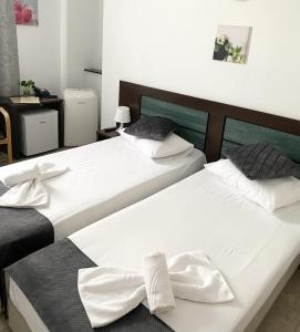 Postel nebo postele na pokoji v ubytování Hotel Sir Lujerului