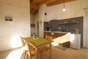 Cuisine ou kitchenette dans l'établissement Chalet Fior di Ciliegio Mountain Lake Iseo Hospitality