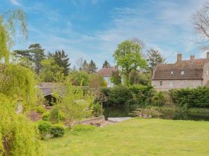 uma vista para um jardim com uma ponte sobre um rio em The Suffolk-uk41441 em Brandon