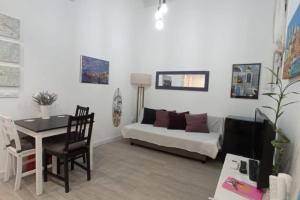 een woonkamer met een bank en een tafel bij CDZ - Casa de los Viajeros Pasquín in Cádiz