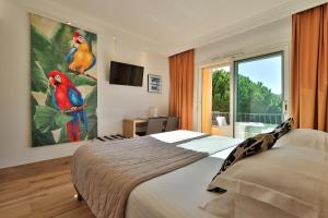 een slaapkamer met een bed en een groot raam bij Le Petit Prince in Sainte-Maxime