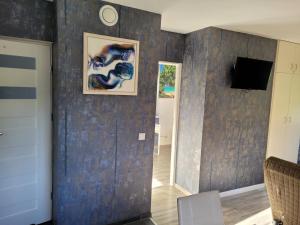 salon z ścianami z ciemnego drewna i telewizorem w obiekcie Domek Lipek w Ustroniu
