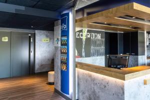 um lobby de um restaurante com um balcão em ibis budget Lyon Gerland em Lyon