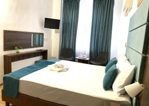 Postel nebo postele na pokoji v ubytování Hotel Sir Lujerului