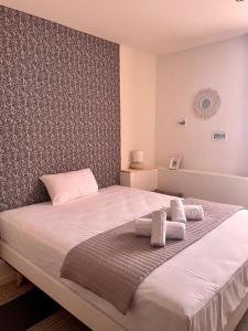 - une chambre avec un lit et 2 serviettes dans l'établissement Hôtel Clair de Lune, à Mauguio