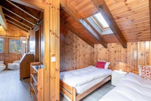 - une chambre avec 2 lits dans une cabane en bois dans l'établissement Chalet Mar'Mot, à La Tzoumaz