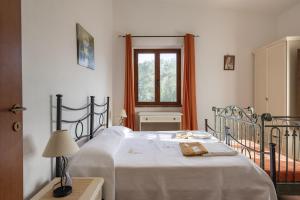 1 dormitorio con cama y ventana en Casa Vacanze Bonu Iloghe, en Dorgali