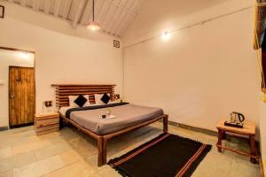 Cama ou camas em um quarto em Rishivan _ Unique 2 Bedroom Farmhouse near Wai-Mahableshwar