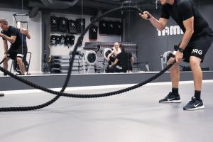 Ein Mann in einem Fitnessstudio mit Seilen. in der Unterkunft Hjorten Hotell Hitra in Fillan