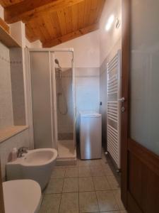 La salle de bains est pourvue d'une douche, d'un lavabo et de toilettes. dans l'établissement K&K Apartment, à Aoste