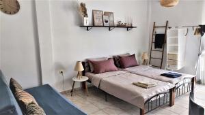 sypialnia z łóżkiem z fioletowymi poduszkami w obiekcie Apartment Marina 3 w mieście Asprovalta