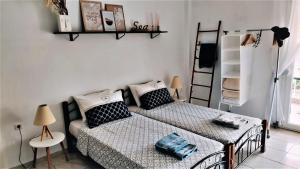 sypialnia z łóżkiem, stołem i półkami w obiekcie Apartment Marina 3 w mieście Asprovalta