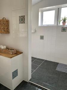 Ένα μπάνιο στο Little Limes an Adorable little Suffolk getaway with outside space near Woodbridge