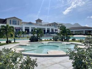 Bazén v ubytování Ramada by Wyndham St Kitts Resort nebo v jeho okolí