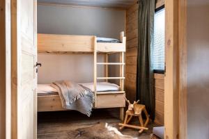 a bunk bed room with two bunk beds at Chalé NAAVA in Rukatunturi 