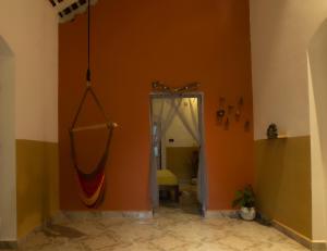 Craft Hostels في أنجونا: غرفة مع أرجوحة معلقة على الحائط