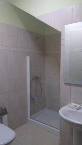 a bathroom with a shower and a sink at Idílico adosado en El Mocanal in Mocanal +12 photos
