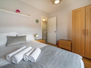 En eller flere senge i et værelse på Pass the Keys Gorgeous 3BR Townhouse with Garden South Belfast