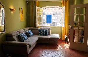 uma sala de estar com um sofá e uma janela em Ljmonade Hostel em Cascais