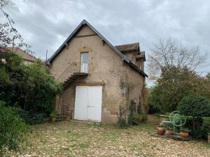 stary ceglany dom z białym garażem w obiekcie maison delalonde Autun centre charmant meublé 5 places w mieście Autun +4 zdjęcia
