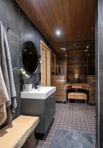 a bathroom with a sink and a shower at Chalé NAAVA in Rukatunturi 