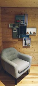 uma sala de estar com um sofá e uma parede de madeira em Appartement au rez de jardin d'une villa Mexicaine avec jacuzzi em Barcelonnette