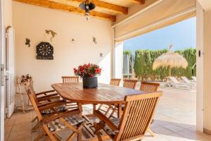 una sala da pranzo con tavolo e sedie e un patio di Villa Sayana a Palma de Mallorca