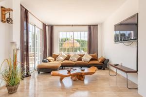 een woonkamer met een bank en een tafel bij Villa Sayana in Palma de Mallorca