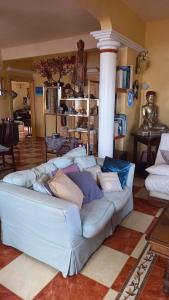 - un salon avec un canapé et des oreillers dans l'établissement L'appartement AZUREV, à Pereybere