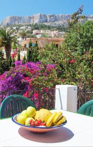um prato de bananas e frutas sobre uma mesa em Calpe Sunsea Village em Calpe