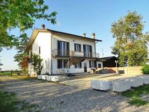 a white house with a balcony and a yard at Villa Luigia in Gerenzano