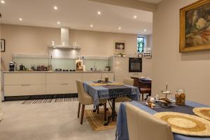 a kitchen and dining room with a table and chairs at B&B Huiskamer van Vollenhove in Vollenhove