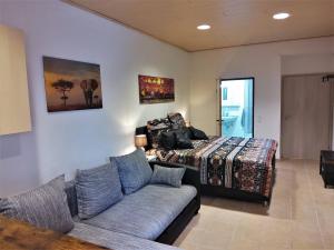 sala de estar con sofá y cama en Tante Emma Kapstadt, en Paderborn